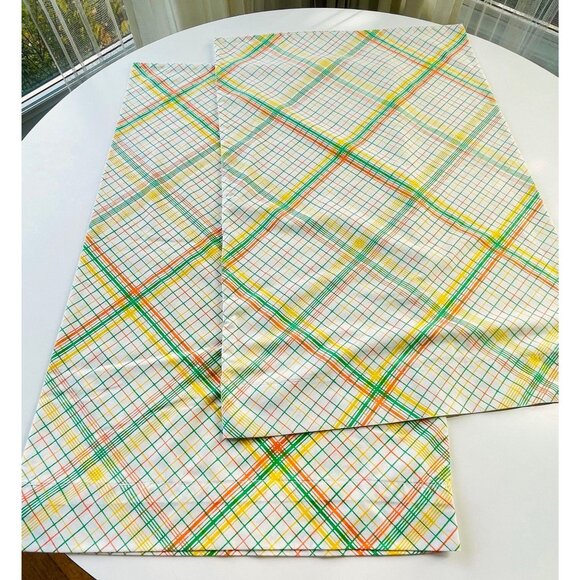 Vintage 1970s pillowcases set, bright yellow green geometric plaid, pair - Picture 2 of 8